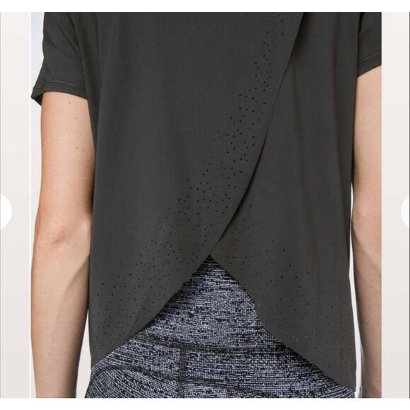 Lululemon Quick Pace Short Sleeve Size 6 Black Clean EUC - Picture 1 of 12